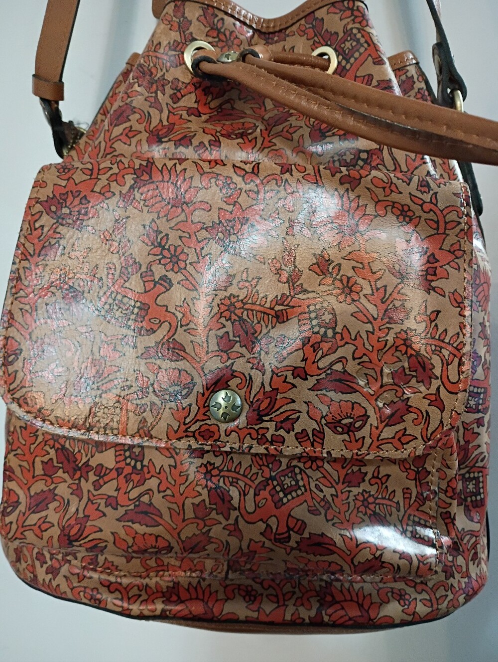 Patricia Nash, NWOT,  Women's, Floral Printed Drawstring Bucket Bag - Tan & Red - Picture 3 of 14